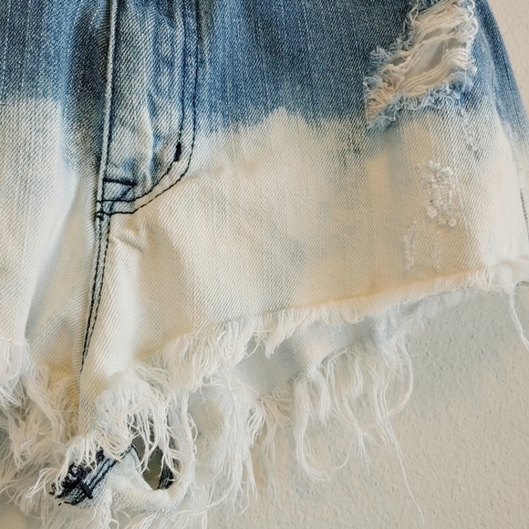 BDG Urban Outfitters Women's Super High-Rise Cheeky Distressed Denim Short Sz 28 - Picture 3 of 8